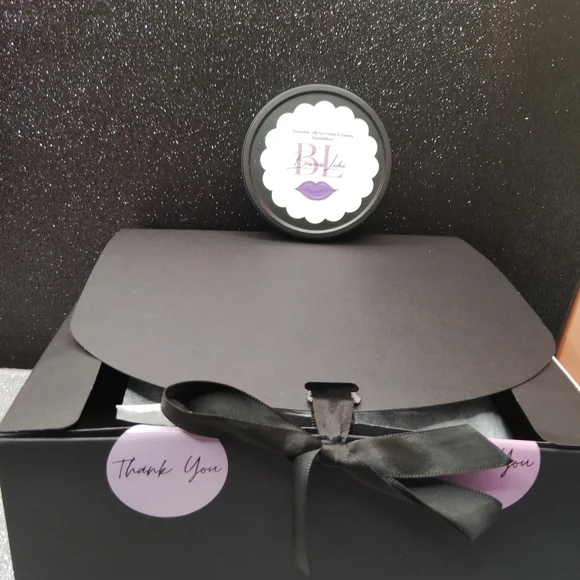 Luxury Men's Grooming Cleanser Set - Black and Red - Picture 2 of 2